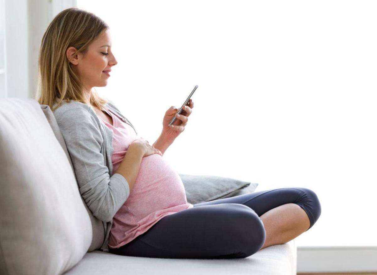 Grossesse : comment l'usage d'un smartphone peut affecter la relation précoce entre un parent et son bébé 
