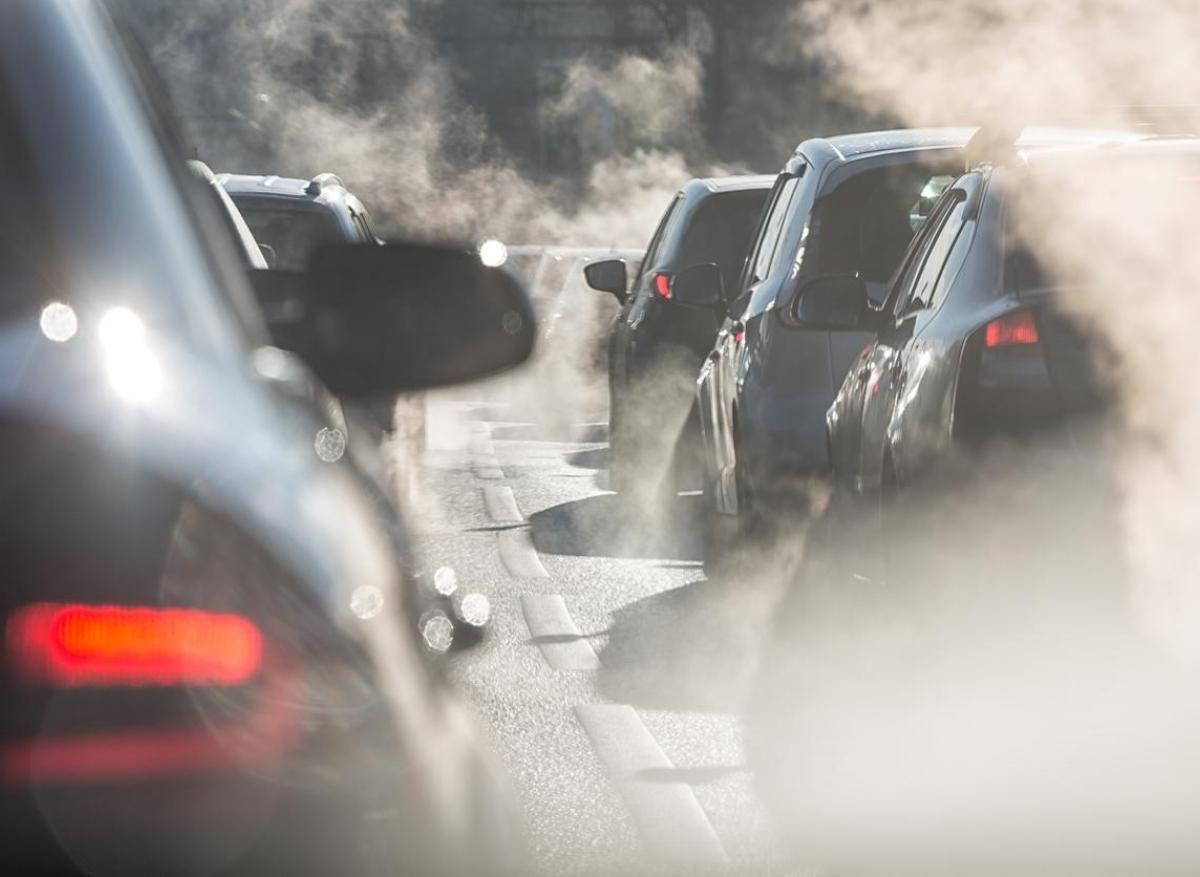 En voiture aux heures de pointe, respirer n’est pas bon pour votre tension