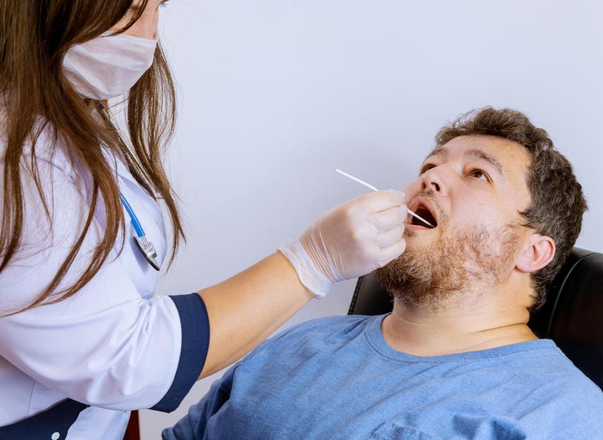 Fiabilité des tests antigéniques : faut-il faire un double prélèvement dans le nez et la gorge ? 