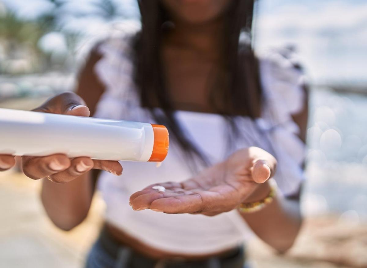 Premier soleil de printemps : notre crème solaire ne nous protège pas aussi bien qu'elle le pourrait ! 