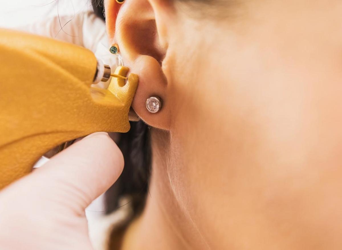 Voici comment un piercing modifie le microbiome de la peau de votre oreille