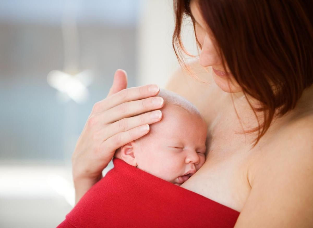 Bébés prématurés : le peau à peau est plus recommandé que la couveuse 