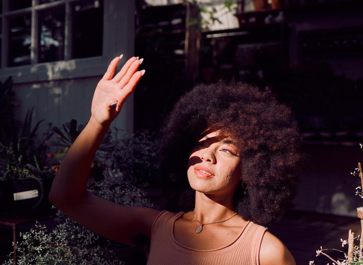 Les cheveux bouclés ont aidé les humains à garder la tête froide