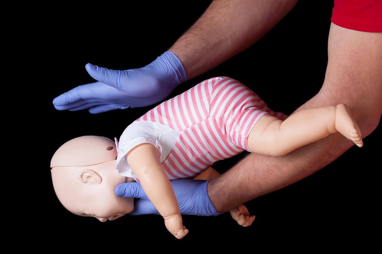 Mort d’un enfant étouffé par du raisin : comment réagir en cas de fausse route ? 