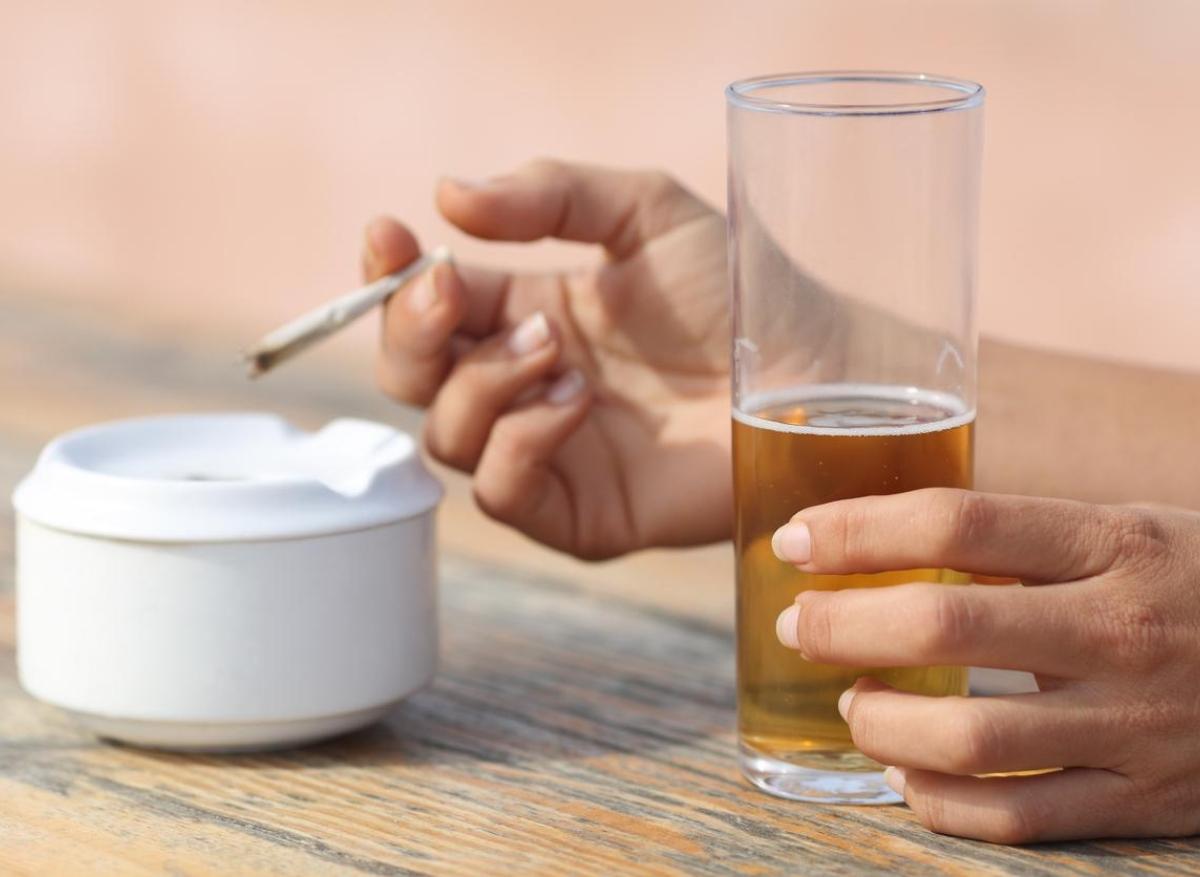 Les substituts nicotiniques destinés aux fumeurs peuvent aider à arrêter de boire de l’alcool 