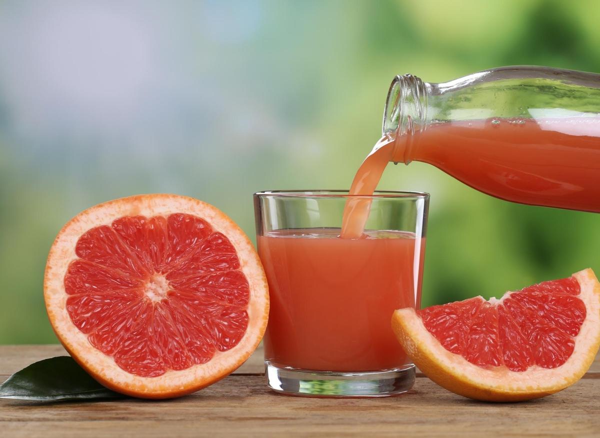 Boire du jus de pamplemousse pour avaler un médicament : une mauvaise idée ! 