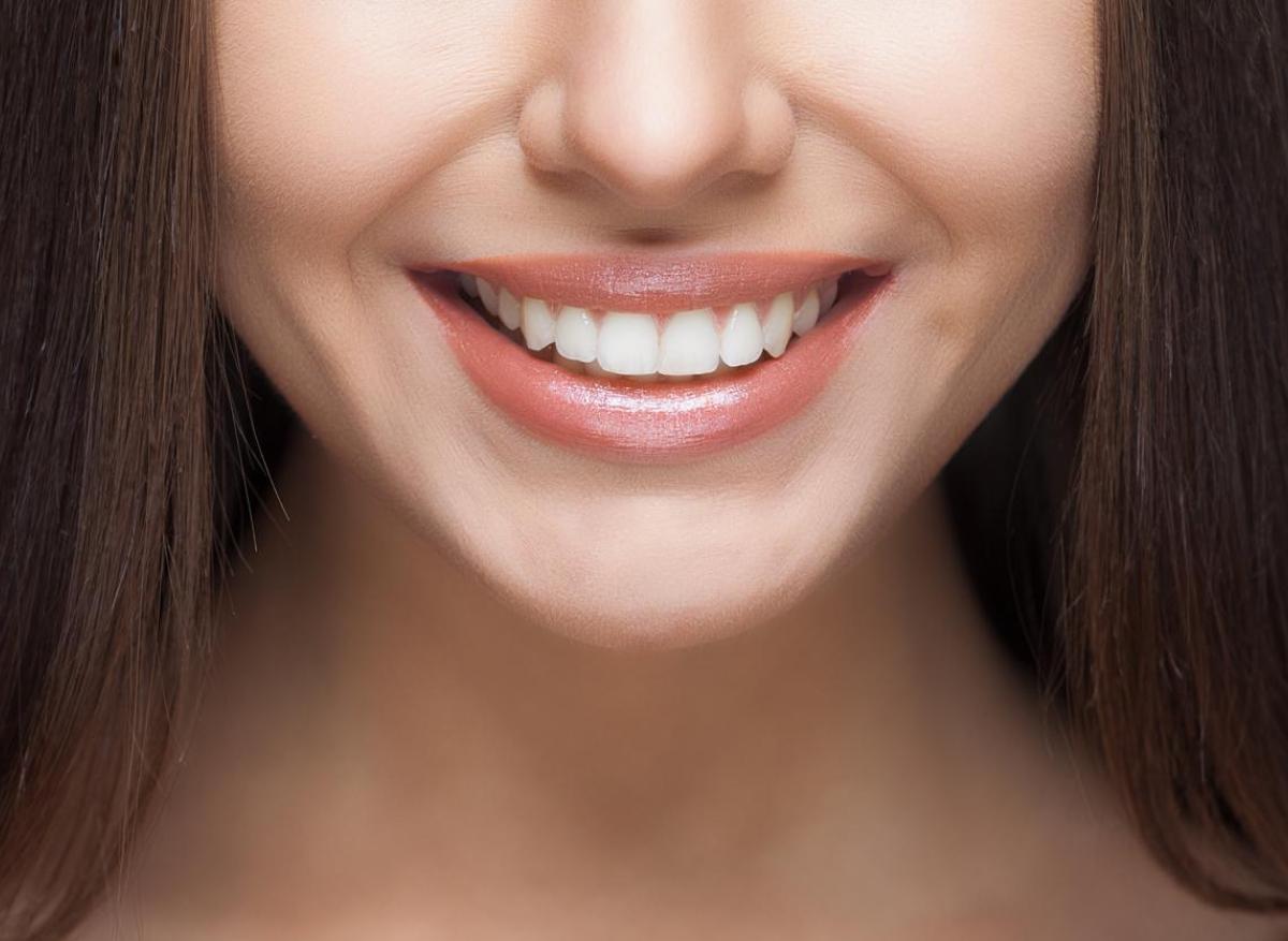 Les 4 meilleures façons de blanchir les dents, selon les experts