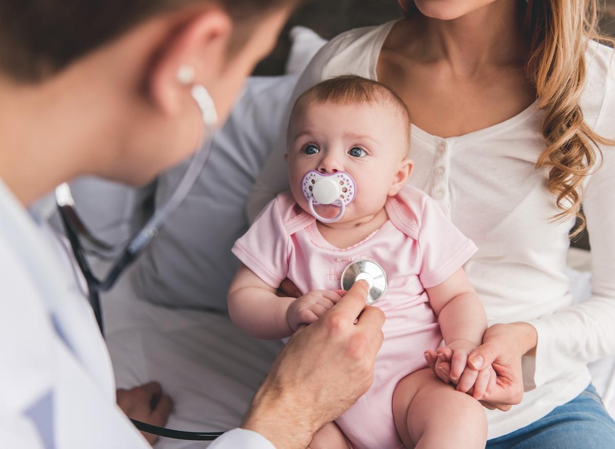 Bronchiolite : faut-il priver les bébés de câlins ?