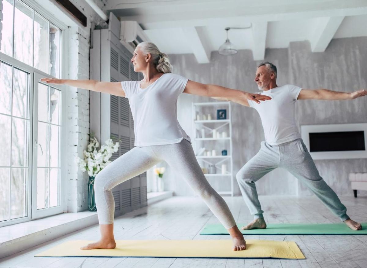 Le yoga aide à prévenir la fragilité chez les seniors