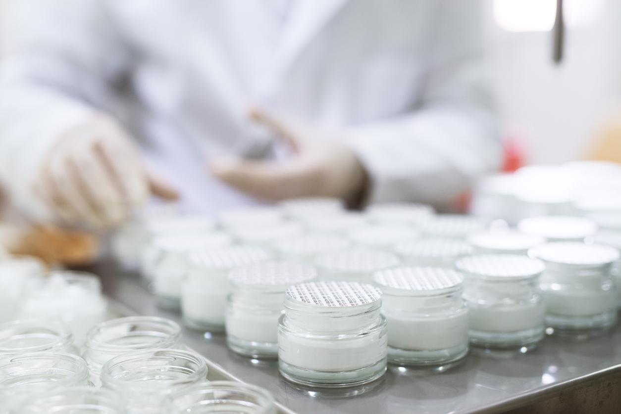 Cosmétiques : des dérogations qui repoussent le retrait des rayons